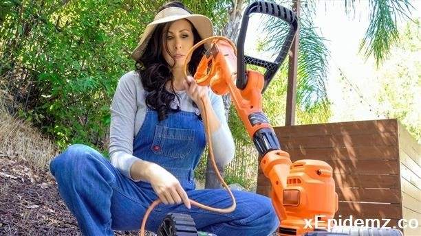 Reagan Foxx - Help With Her Yard (2021/Milfty/FullHD)