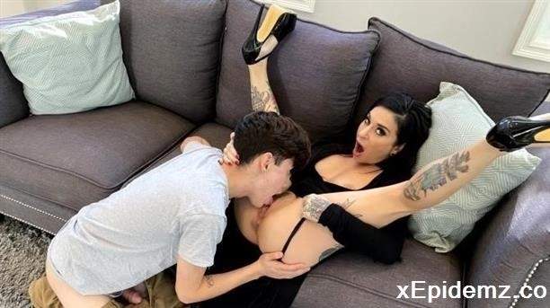 Joanna Angel, Juan El Caballo Loco - Hot Tattooed Milf Joanna Angel Fucks A Pervy Trespasser (2021/RealMomExposed/FullHD)