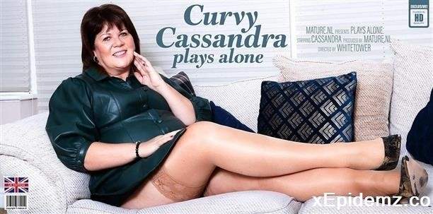 Cassandra UK - Mature Cassandra Loves Playing With Her Shaved Pussy (2022/Mature/FullHD)