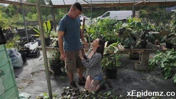 Katie Kingerie, Peter Fitzwell - Getting Banged In The Greenhouse (2022/RKPrime/FullHD)