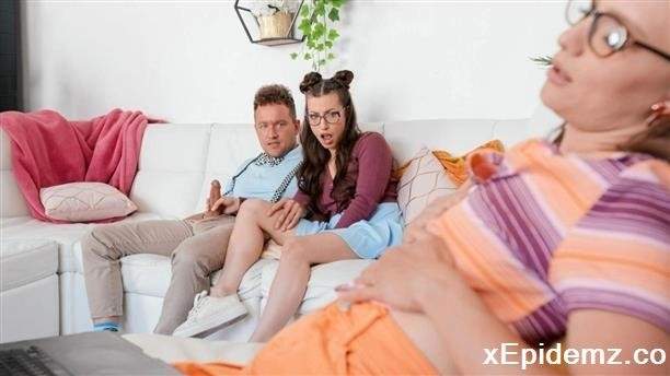 Izzy Lush, Spencer Bradley, Van Wylde - Glasses Girls Go For It (2022/BrazzersExxtra/FullHD)