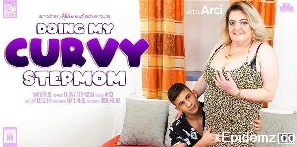 Arci - This Horny Toyboy Loves Doggystyling His Curvy Big Booty Stepmom (2022/Mature/FullHD)