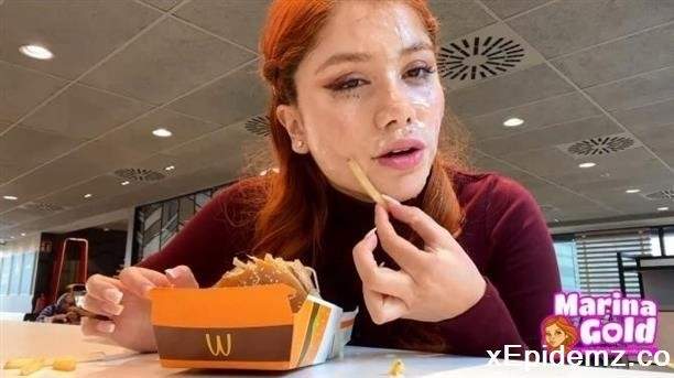 Marina Gold - Cum Drenched Teen Eats A Burguer Bukkake (2022/Xvideos/FullHD)