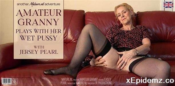 Jersey Pearl - Amateur Granny Jersey Pearl Plays With Her Wet Pussy On The Couch (2023/Mature/FullHD)