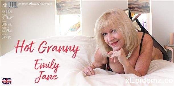 Emily Jane - Hot British Granny Emily Jane Plays With Herself In Bed (2024/Mature/FullHD)