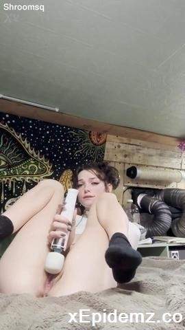 Shrooms Q - Riding My Dildo And Cumming With My Hitachi (2024/XVideos/SD)